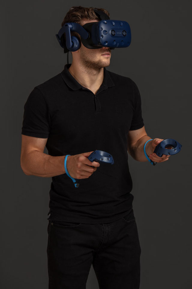 Engineer experiencing virtual reality on the 3dexperience platform